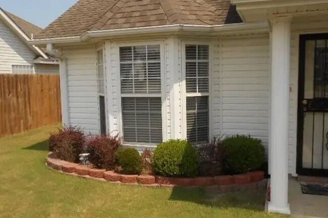 Building Photo - Beautiful 3 bed /2 bath home - Nettleton school district has a fenced back yard and 2-car garage