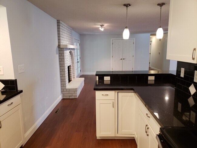 Building Photo - Granite Counter Tops w/ Open Floor Plan in...