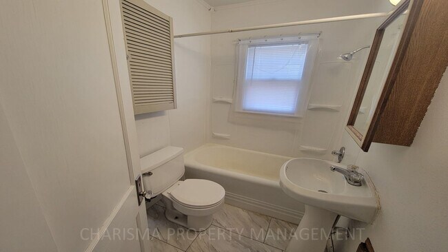 Building Photo - Cozy & Quaint 3 Bedroom House With Lots of Extras!