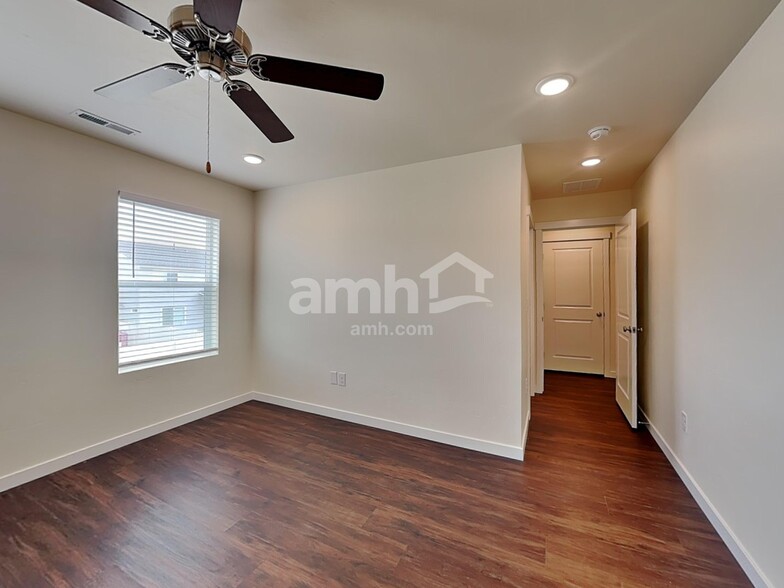 Building Photo - 1528 N Garnet Creek Ave