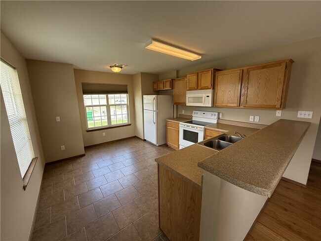 Building Photo - 213 Foxglove St