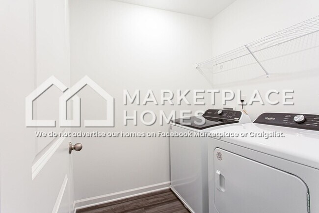 Building Photo - 124 Harpy Dr