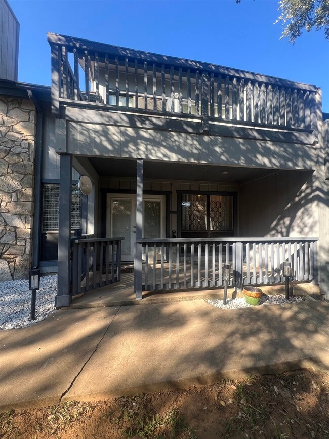 Building Photo - 307 Crestview