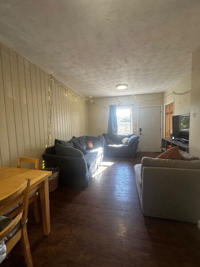 Building Photo - 136 Lorentz St