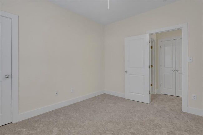 Building Photo - 3228 Silver Lake Dr NE