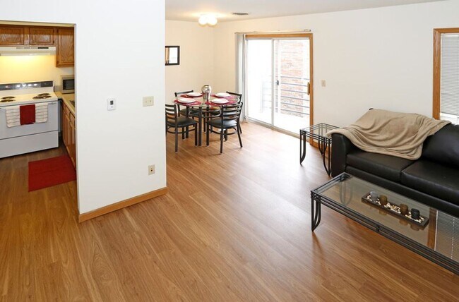 Interior Photo - 905 W Springfield Ave