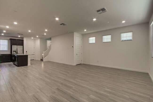 Building Photo - 1087 E Chapman Dr