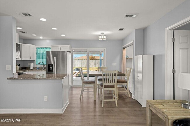Building Photo - Recently Updated 4Bed/2Ba, Centrally Locat...