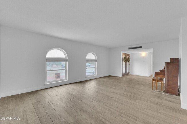Building Photo - Come to check this beautiful house 4 bedrooms, possible 5th bed and 3 baths.