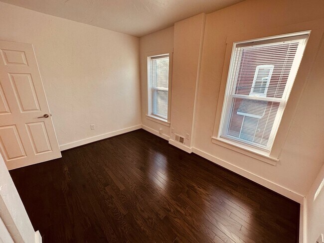 Building Photo - 214 W Hope Ave