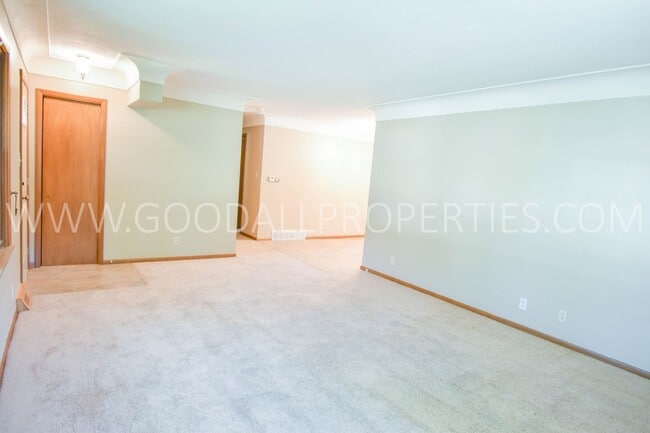 Building Photo - Charming 3 Bedroom, 2.5 Bath Ranch Style H...