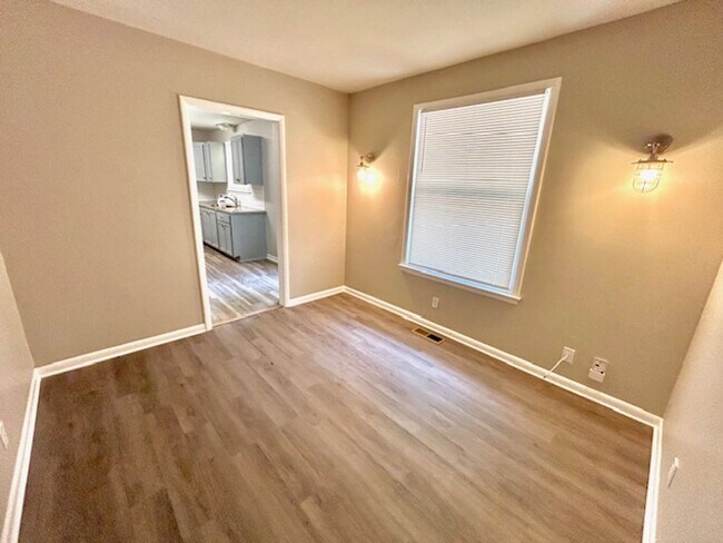 Building Photo - 3902 Lakeview Dr NW