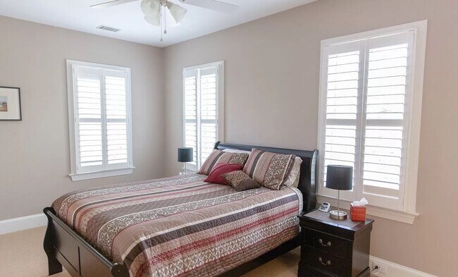 Building Photo - 4 Bedroom 4 Bath Furnished House in I'On -...
