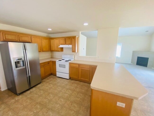 Building Photo - Charming and Spacious Home