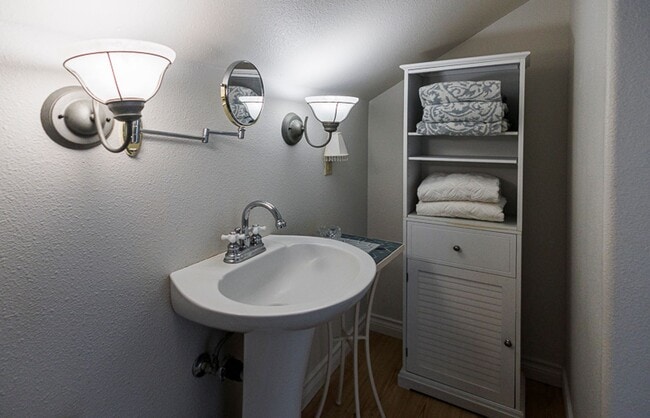 Building Photo - The Nest: Fully Furnished detached Cottage...
