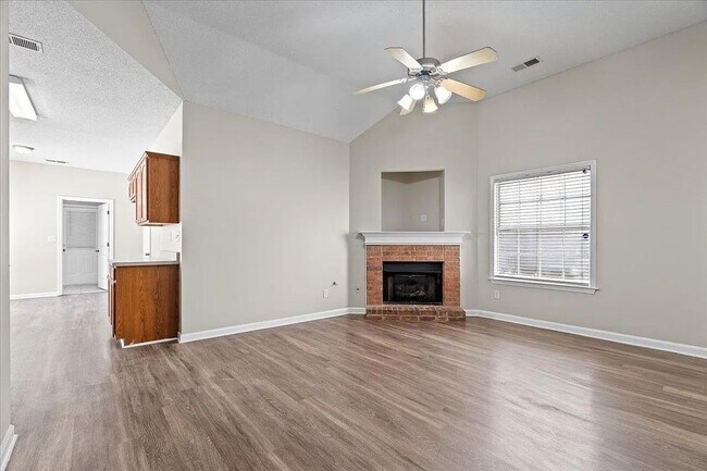 Building Photo - Available Now! 3 Bedroom 2 Bathroom Home i...