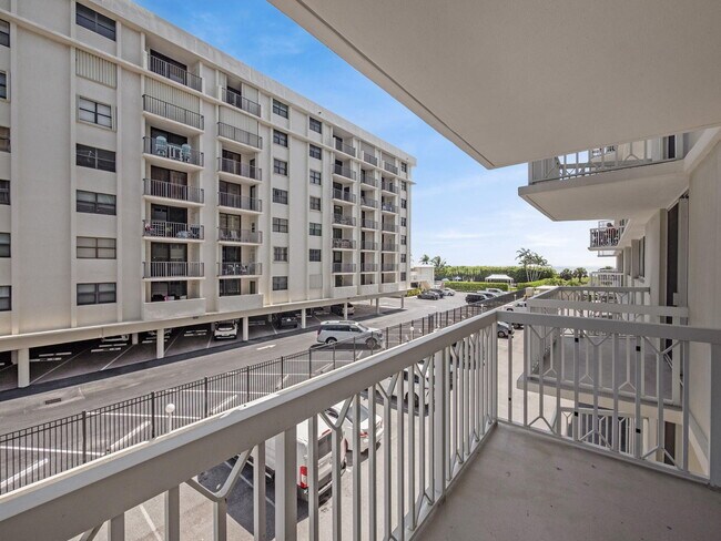 Building Photo - 125 S Ocean Ave