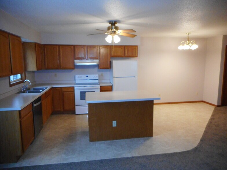 Building Photo - 125 Rosewood Ln S
