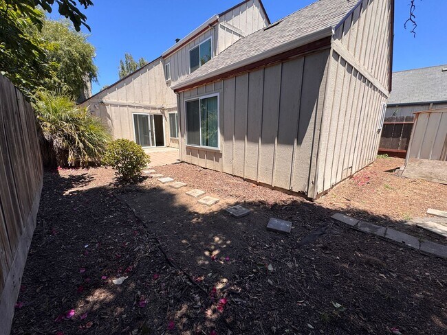 Building Photo - Updated 3 Bedroom Home in North Salinas