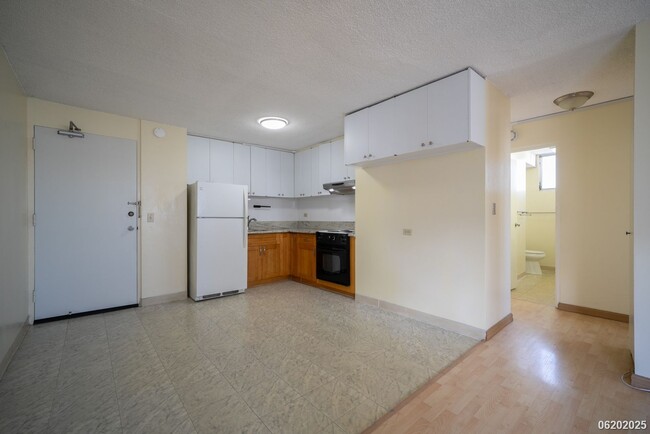 Building Photo - $2400 / 2 BD, 1 BA, 1 parking Condo in Hon...