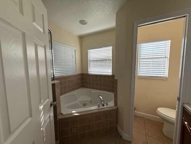 Building Photo - Beautiful single family Home.