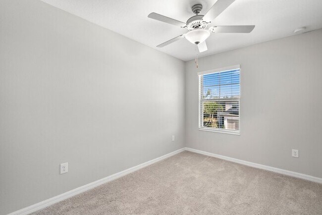 Building Photo - LIKE NEW Townhome in Willow Square!
