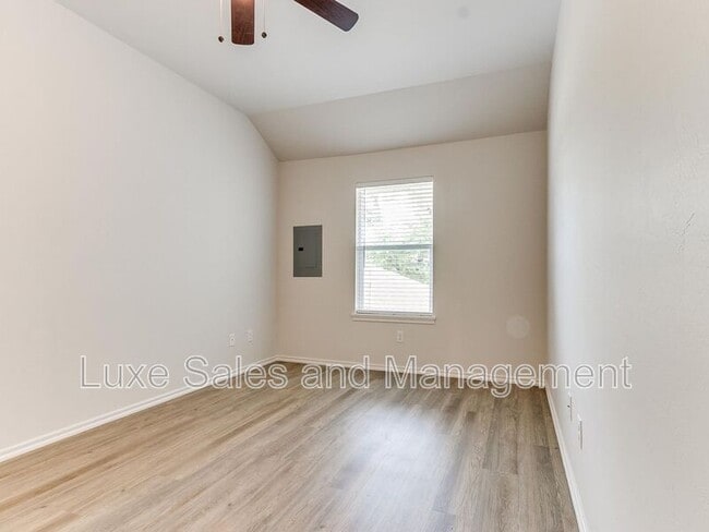 Building Photo - 3703 N Divis Ave