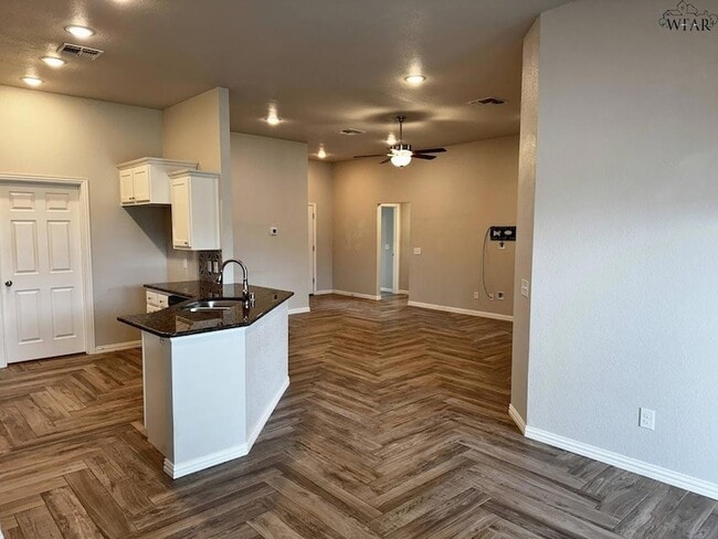 Building Photo - 301 Mariners Wy