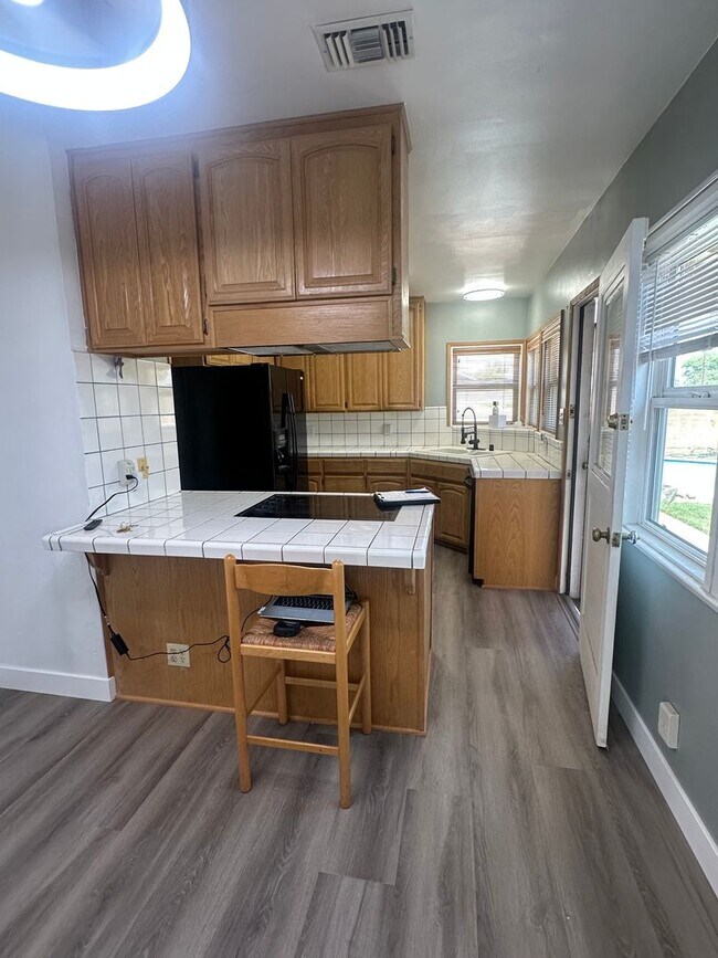 Building Photo - Perfection! Corner Lot Pool Home