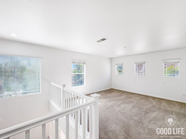 Building Photo - Stylish 4B/3BA Home with Upgraded Kitchen ...