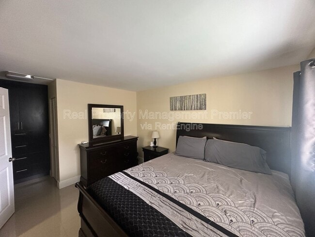 Building Photo - 9491 Palm Cir S