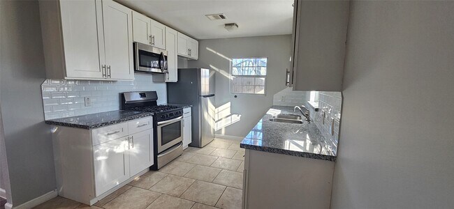 Building Photo - 2914 Staples St