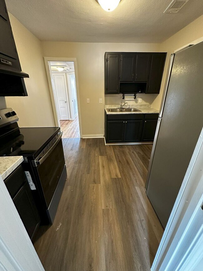 Building Photo - For Rent: Newly Remodeled 3 Bedroom / 1 Ba...