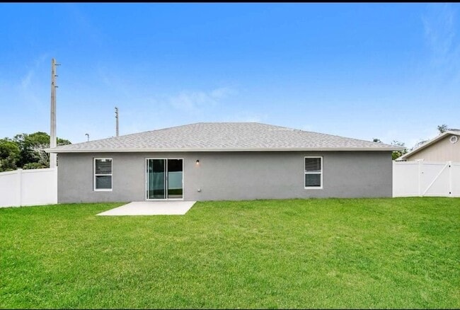 Building Photo - 1701 SW Airoso Blvd