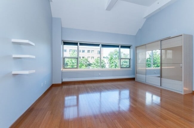 Building Photo - 290 Pleasant St