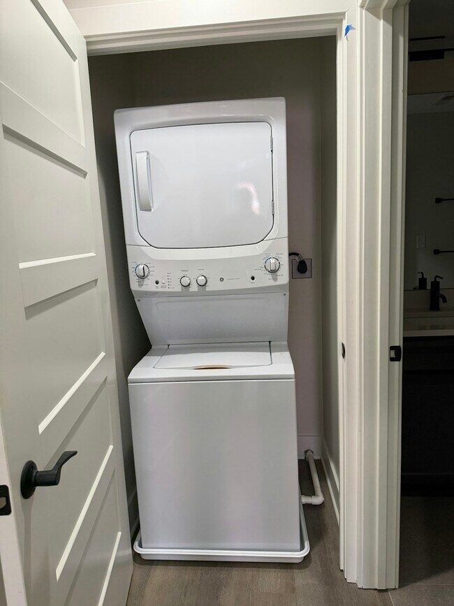 Building Photo - 106 E Erie St