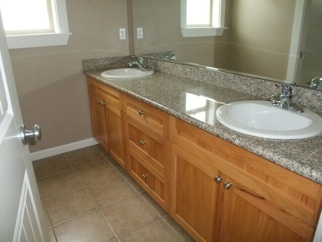 Building Photo - Spacious 5 bedroom 3 bath home near a park in SE Albany