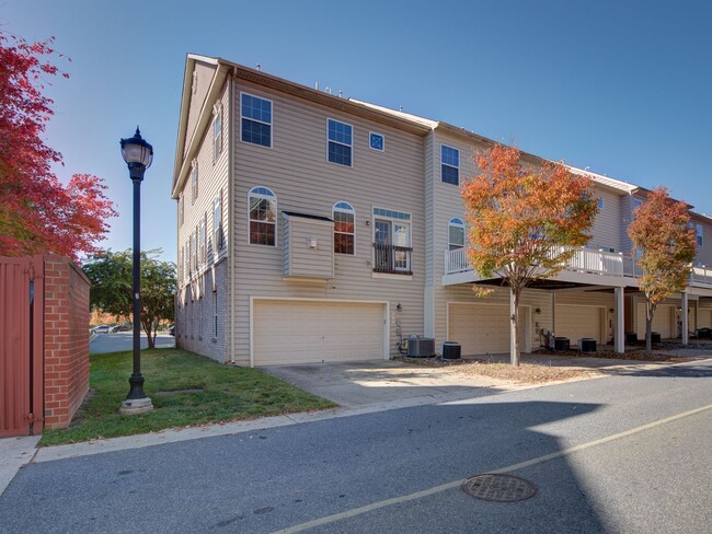 Building Photo - LOVLY BRICK FRONT TOWNHOME