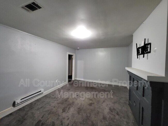 Building Photo - 925 Troupe St