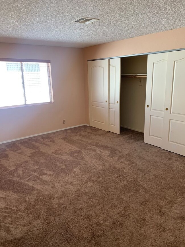 Building Photo - Beautiful upper level larger 2 bedroom, 2 ...