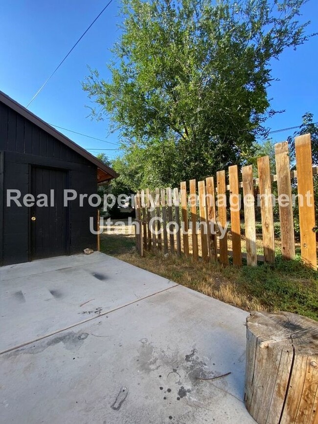 Building Photo - 341 N 400 W St