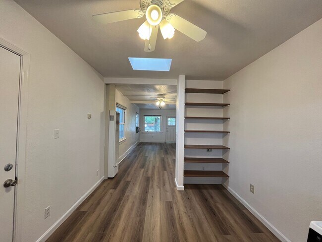 Building Photo - 1434