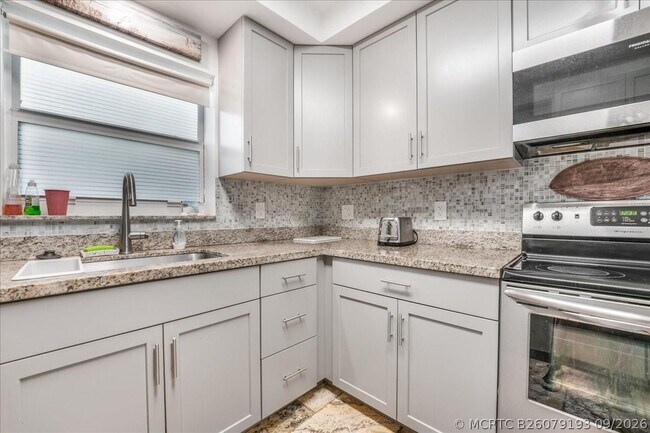 Building Photo - 1203 Hillsboro Mile