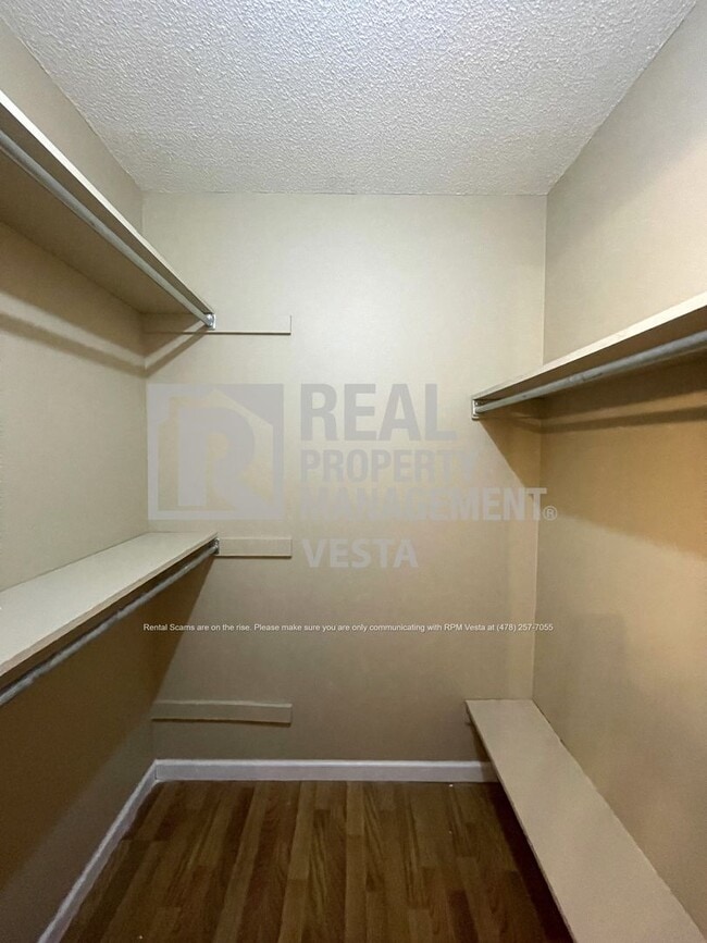 Building Photo - 932 S Confederate Dr