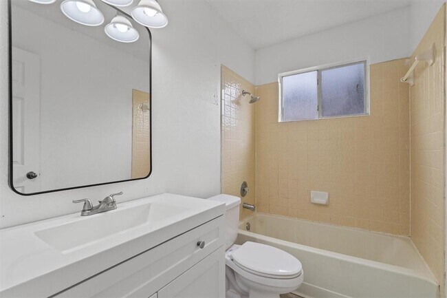 Building Photo - 701 Riverwood Dr