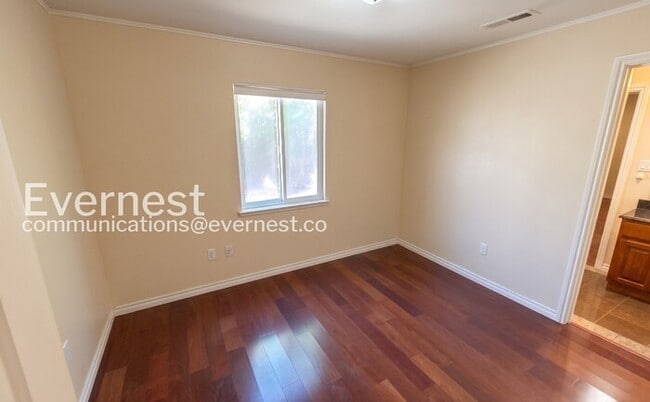 Building Photo - 4 Bed/3 Bath Home with Fenced Yard & Garage / Available Now!