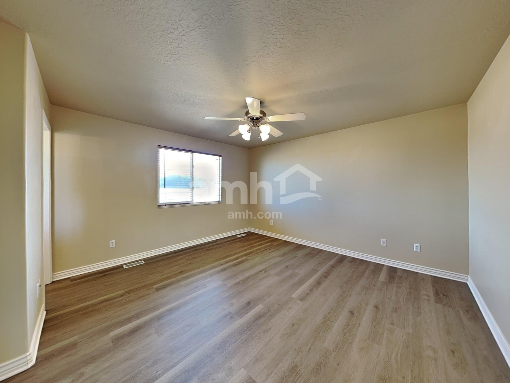 Building Photo - 340 W Oaks Dr