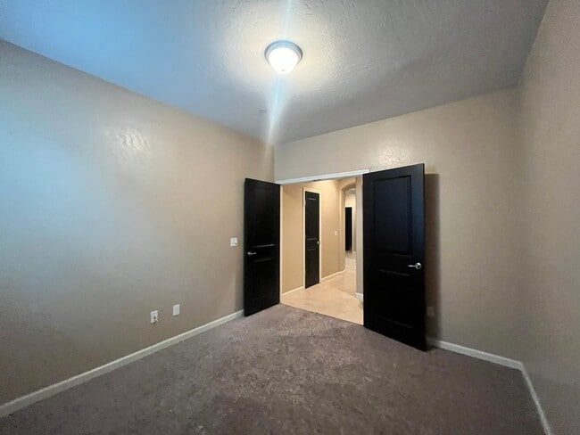 Building Photo - 2126 N Lindsay Ct