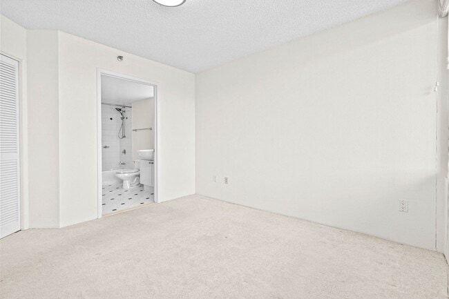 Building Photo - Beautiful Honolulu views from this bright ...