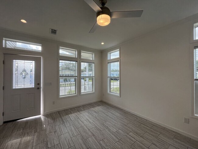 Building Photo - 557 Bimini Cay Cir